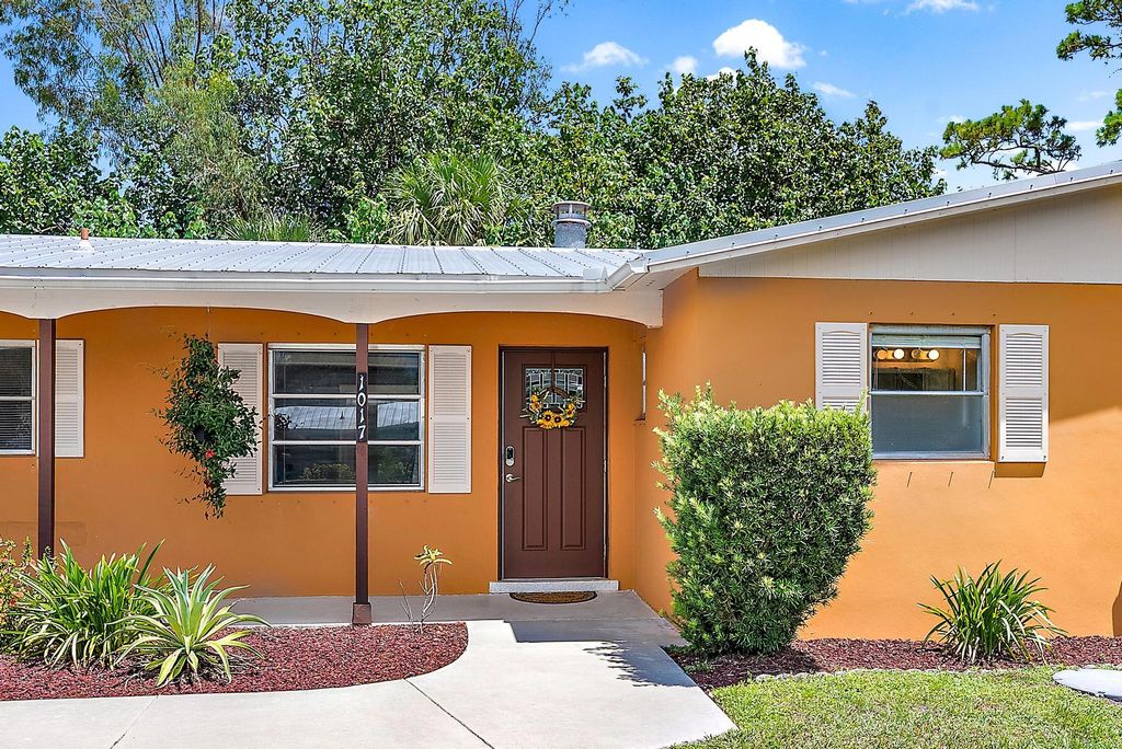 Photo of 1017 SE 16th Court, Stuart, FL 34996 (MLS # R11116029)