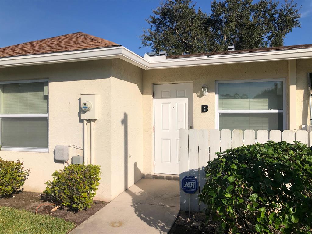 YOU WILL LOVE THIS COZY 1/1 GATED VILLA !!! ONE STORY VILLA IN QUIET COMMUNITY. WASHER AND DRYER INSIDE. GREAT LOCATION, CLOSE TO MALLS, SHOPPING, RESTAURANTS, MINUTES TO CITY PLACE, BEACH , I-95 AND TURNPIKE.