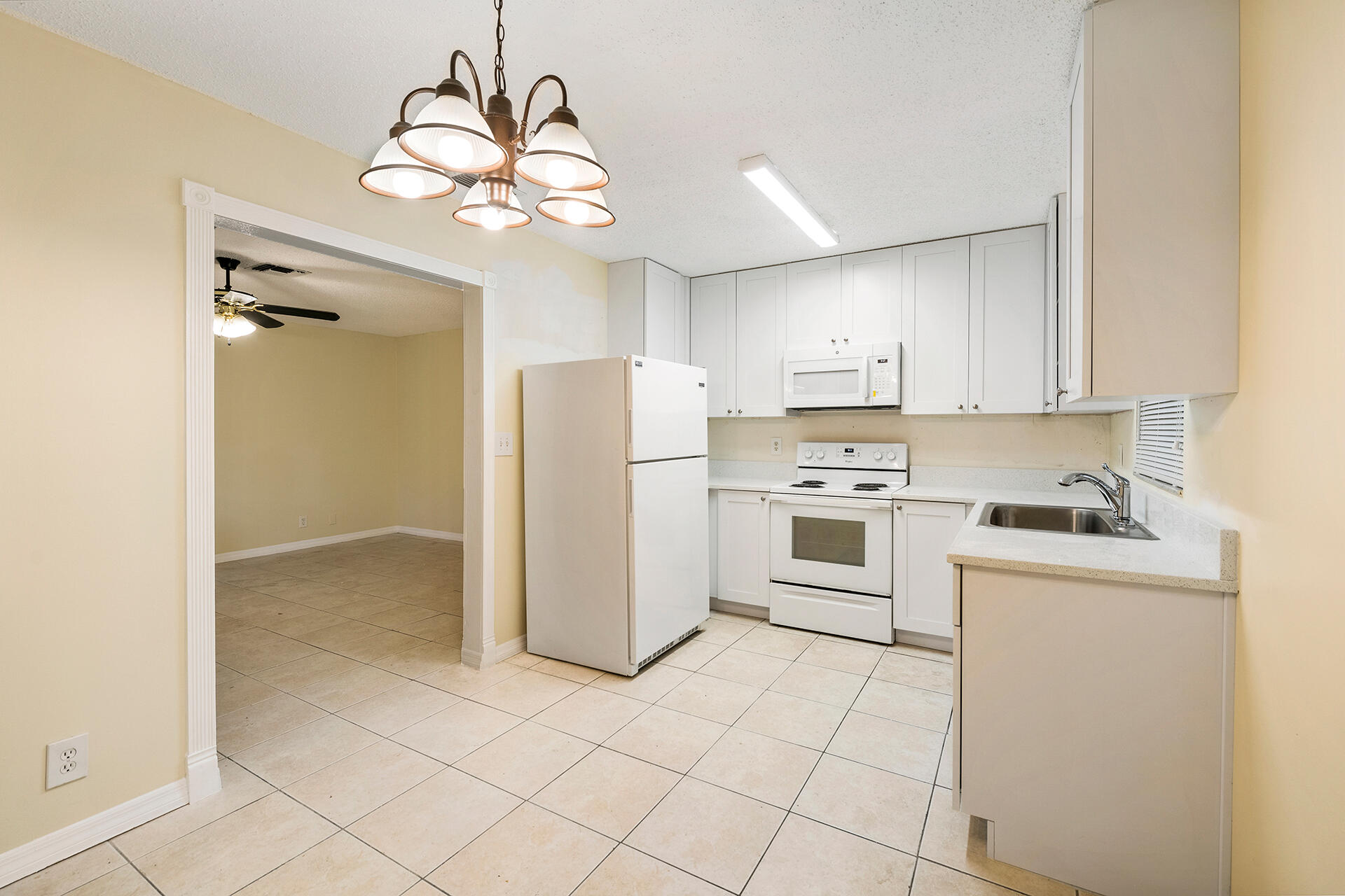 SUMMERTIME HILLS - Residential Lease