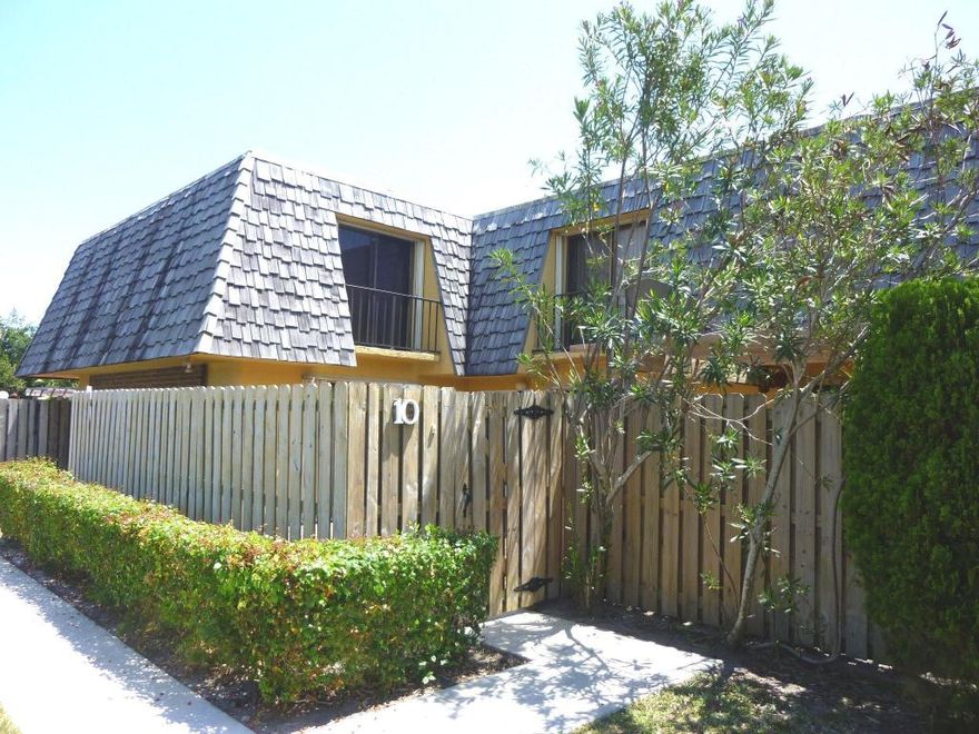 Great 3/2 townhouse with third bedroom or den downstairs. Large private fenced in courtyard.  Close to everything and Renaissance shops and restaurants.  Right off Boynton Beach Blvd. Large Master suite with large bath. Community has pool.