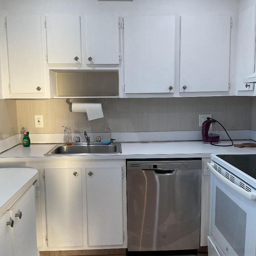 Very Nice 2 betdroom and 2 Bathrooms, bright and airy, nicely furmished, Large bedroom  with a walk-in closet and tiled throughout,   second bedroom opens up to the enclosed Porch, with a garden view, and a washer and dryer inside. this is a Resorrt style community with 6 pools 5 minute walk to the Monaco Club house  with a  Bistro to eat out by the pool or inside with music. and enjoy the  Beautifull pool and Jacuzzi  The Main Club House  has a theater with Live Shows, Movies, Game room , the Gym, and Indoor Pool with hot tub and Olimpic Pool, Enjoy the Cafeteria, Playing Golf, Tennis and being close to the beach, restaurants, and shopping.