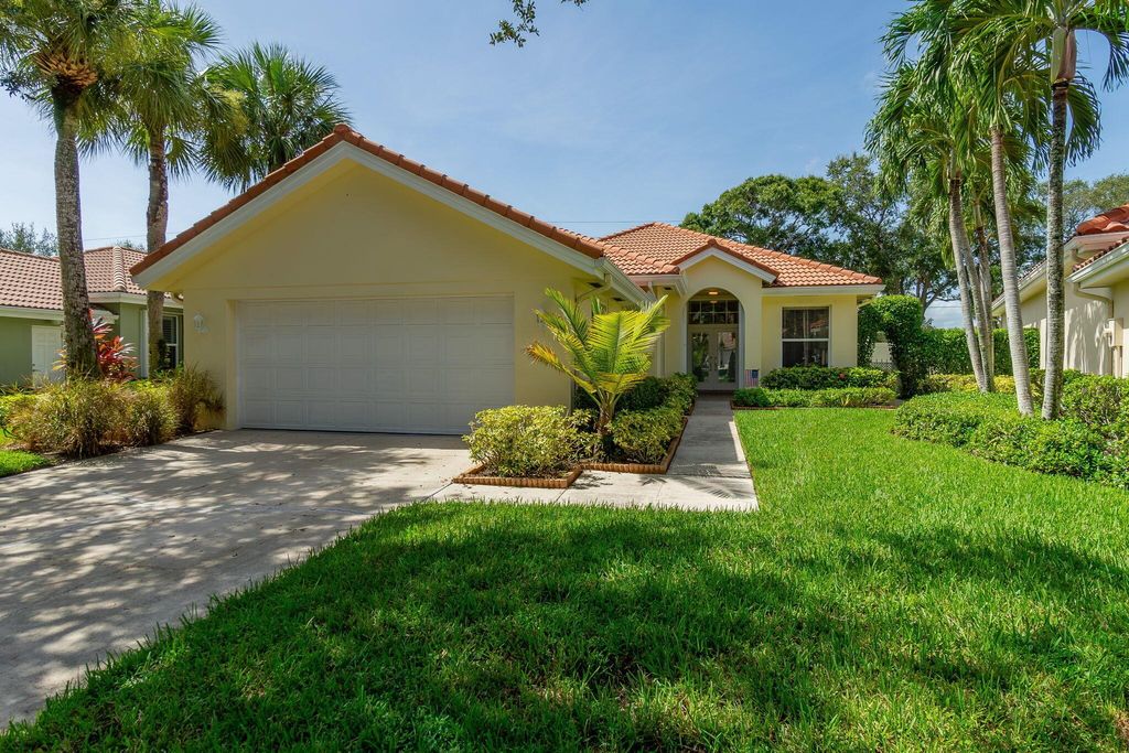 Photo of 208 Hampton Place, Jupiter, FL 33458 (MLS # R10913871)
