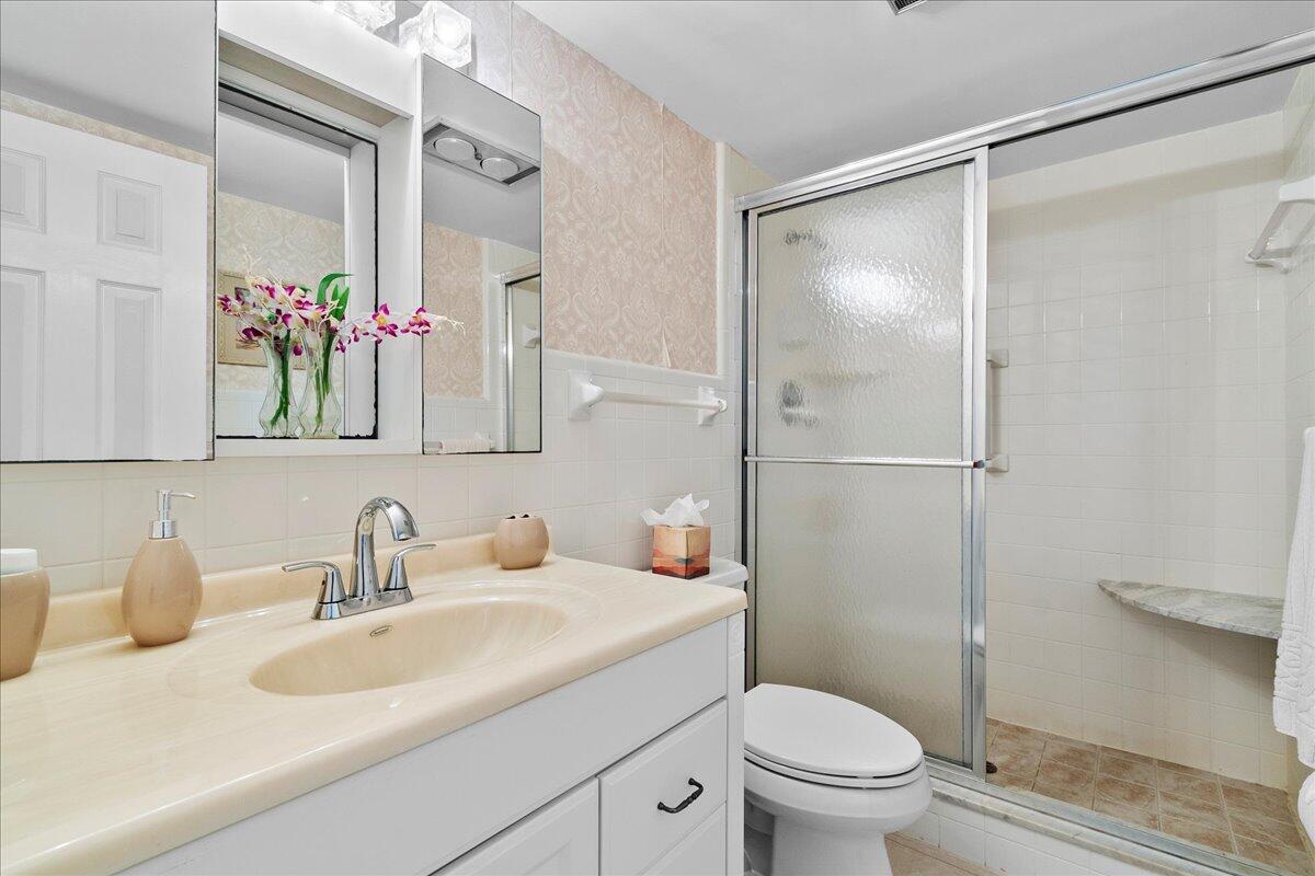 COLONY CONDO APTS IN OR16 - Residential Lease