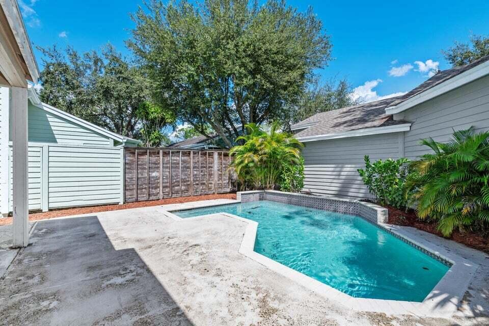 EMERALD FOREST OF WELLINGTON - Residential