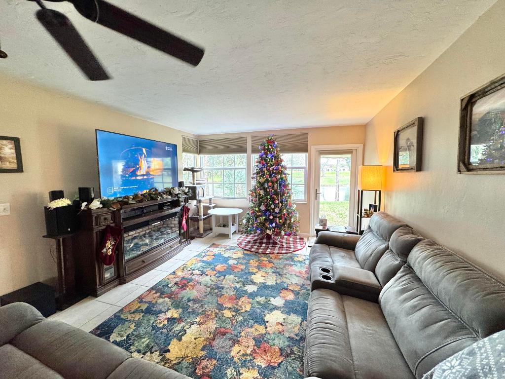 PALM BEACH TRACE COND DECL FILED 8-7-90 IN OR6542P - Residential