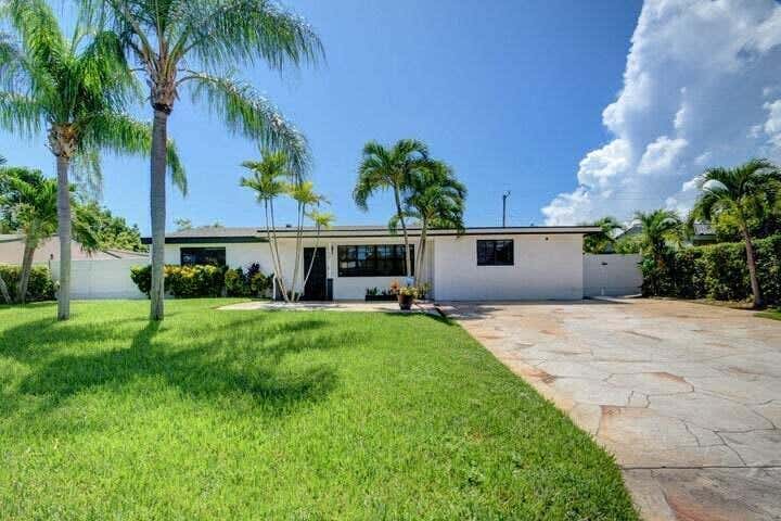 Photo of 168 SE 31ST Avenue, Boynton Beach, FL 33435 (MLS # B26057571)