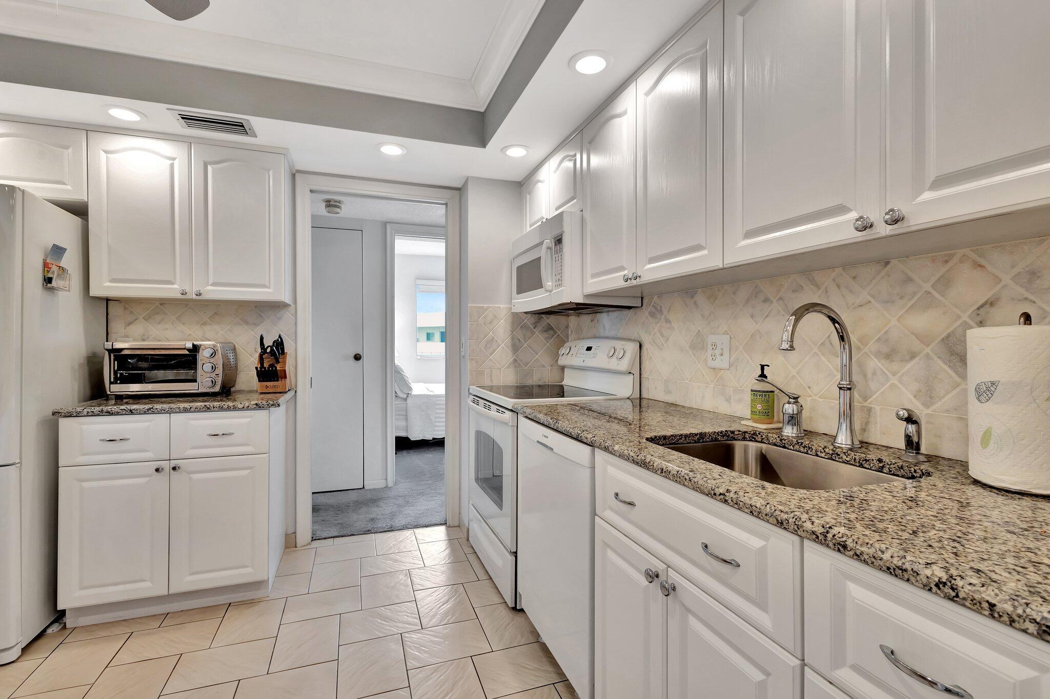 View photos, virtual tours, details... 3186 Via Poinciana 409