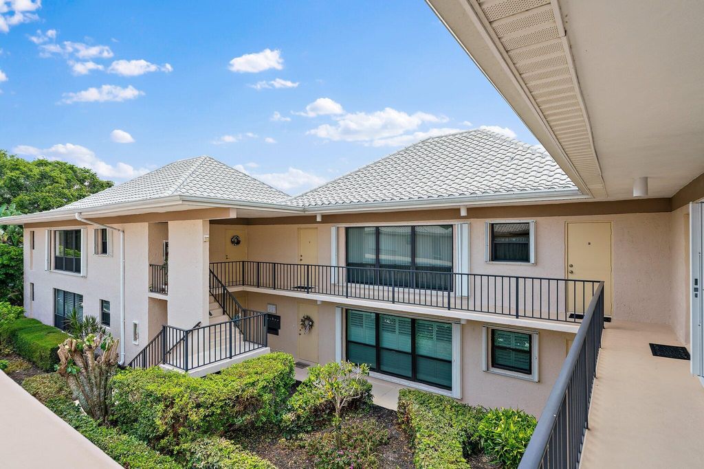 Photo of 16 SE Turtle Creek Drive Dr #E, Tequesta, FL 33469 (MLS # R10812048)