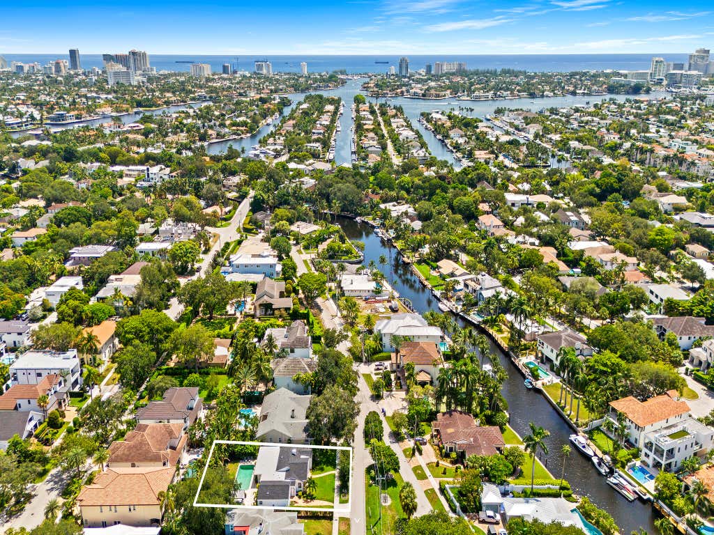Photo of 1001 SE 10th Street, Fort Lauderdale, FL 33316 (MLS # B26067760)