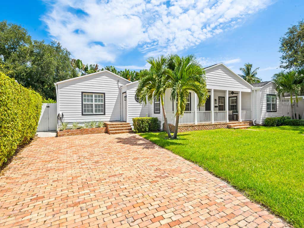 Photo of 1001 SE 10th Street, Fort Lauderdale, FL 33316 (MLS # B26067760)