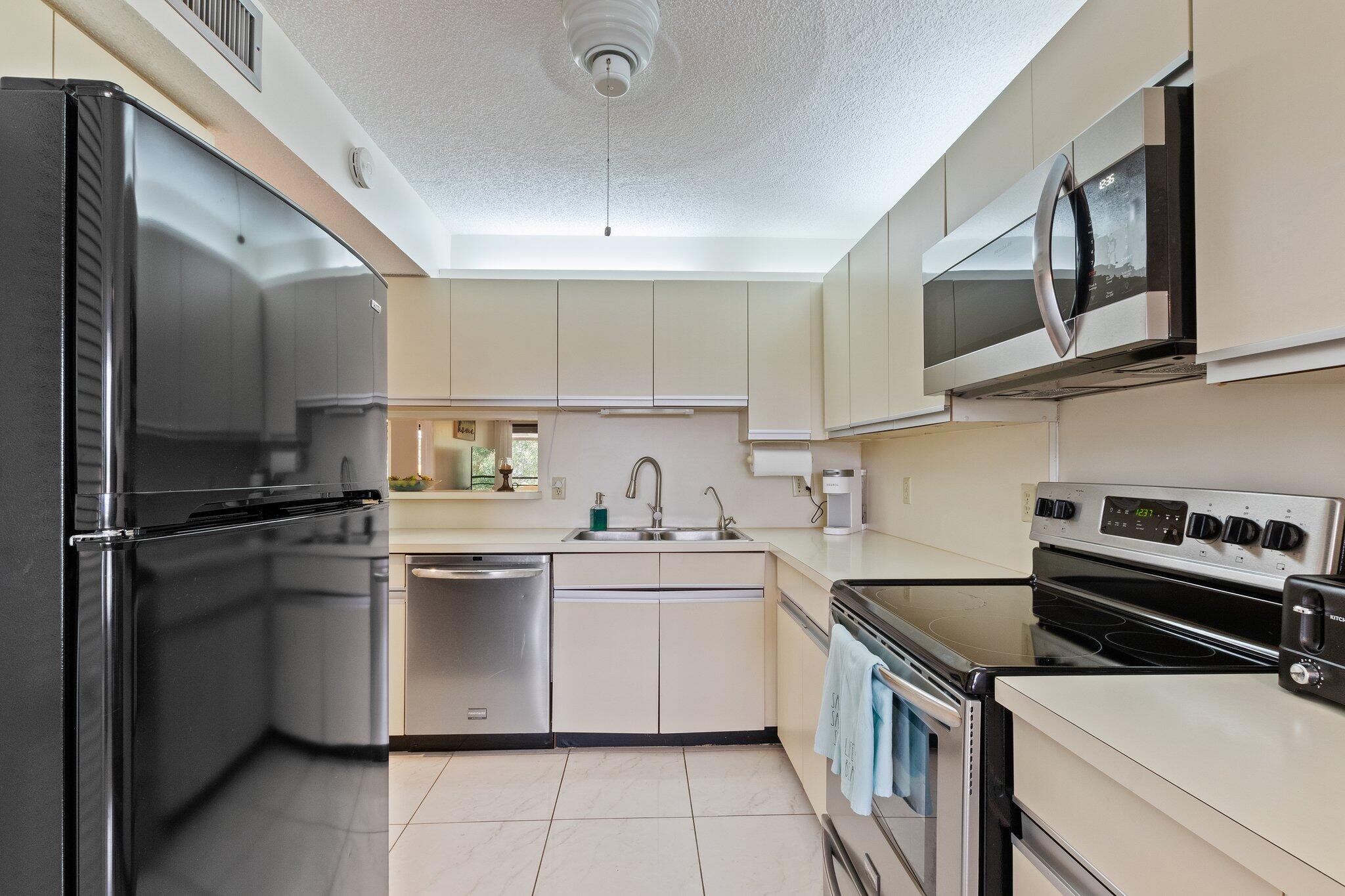 BANYAN SPRINGS LAKESIDE CONDO 3 - Residential