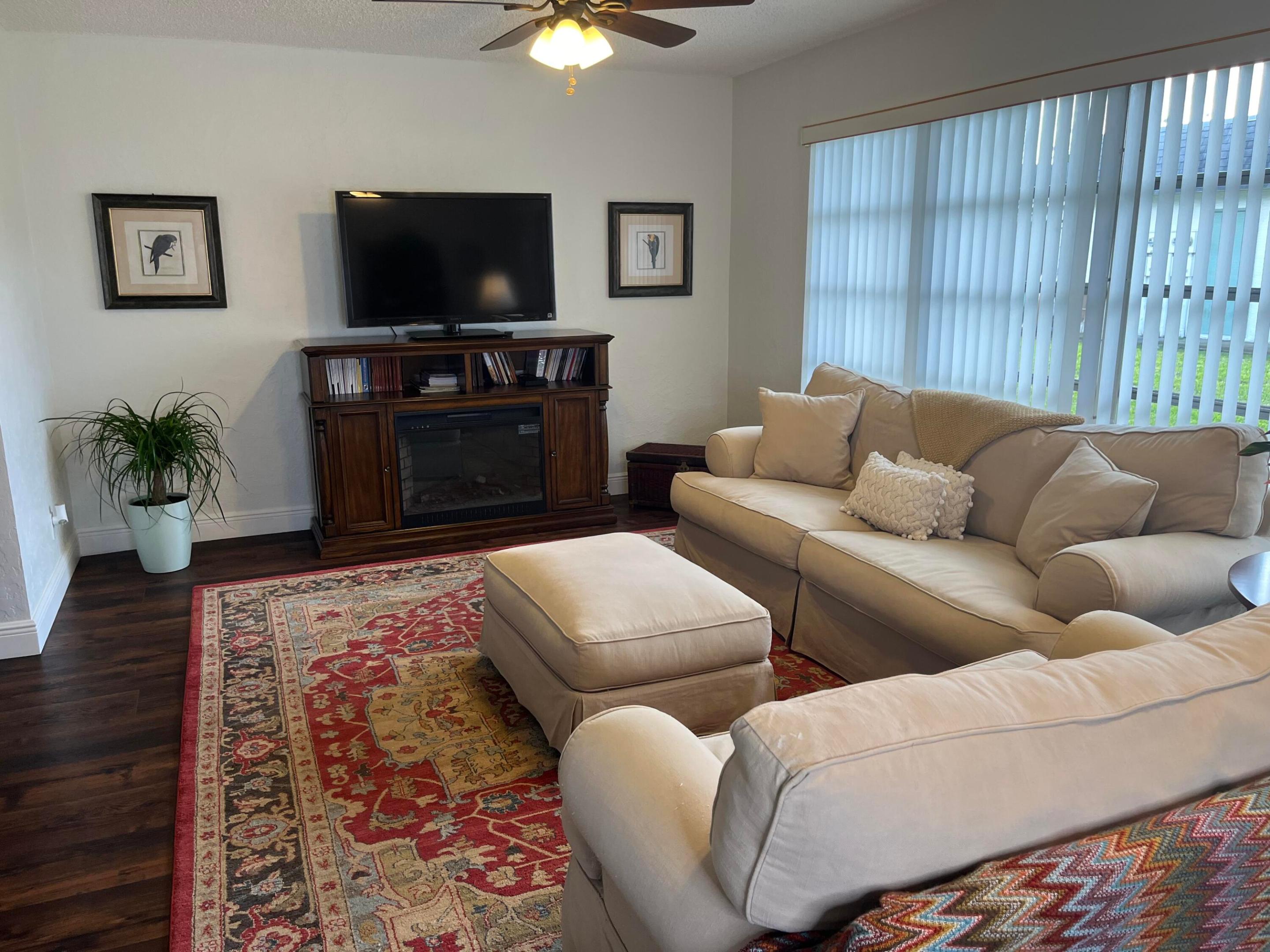 CRESTHAVEN TOWNHOMES SEC 5 CONDO - Residential