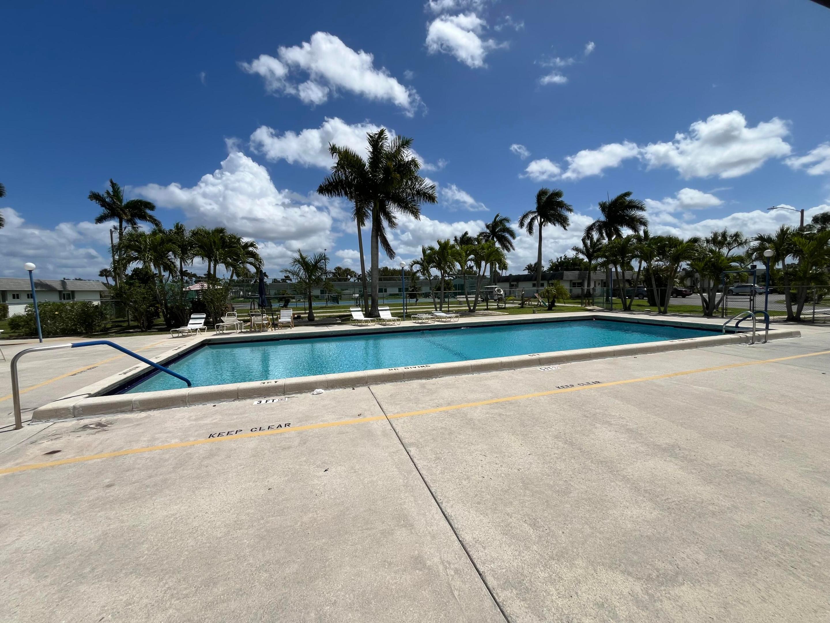 CRESTHAVEN TOWNHOMES SEC 5 CONDO - Residential