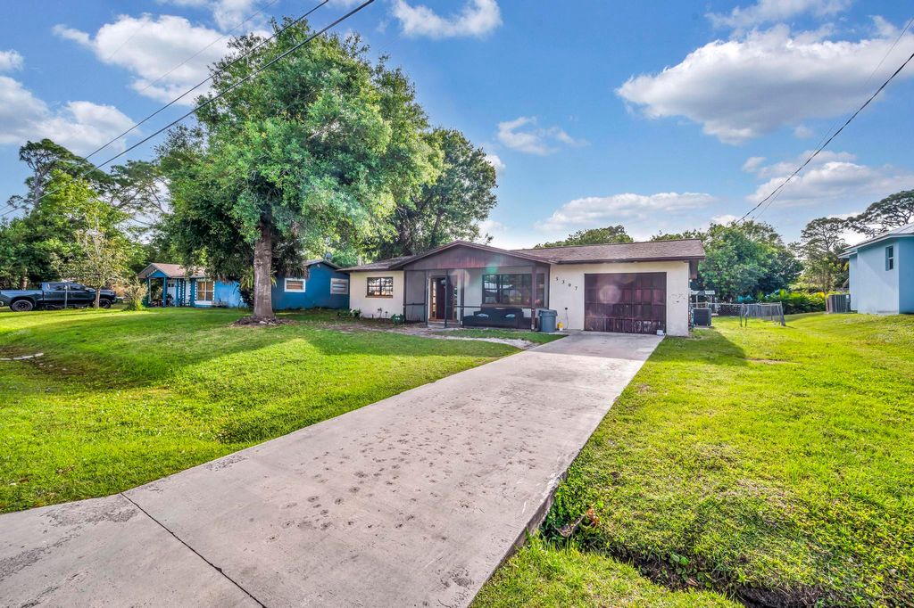 Photo of 5307 Hickory Drive, Fort Pierce, FL 34982 (MLS # R10981307)