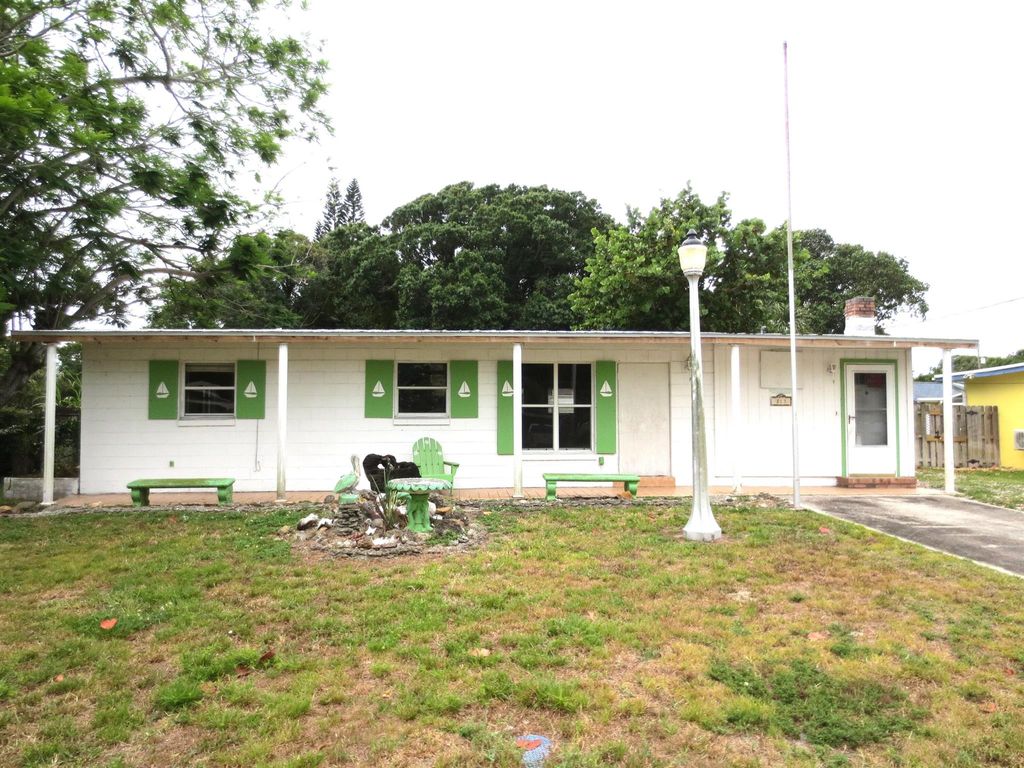 Photo of 213 Osceola Avenue, Fort Pierce, FL 34982 (MLS # R11093905)