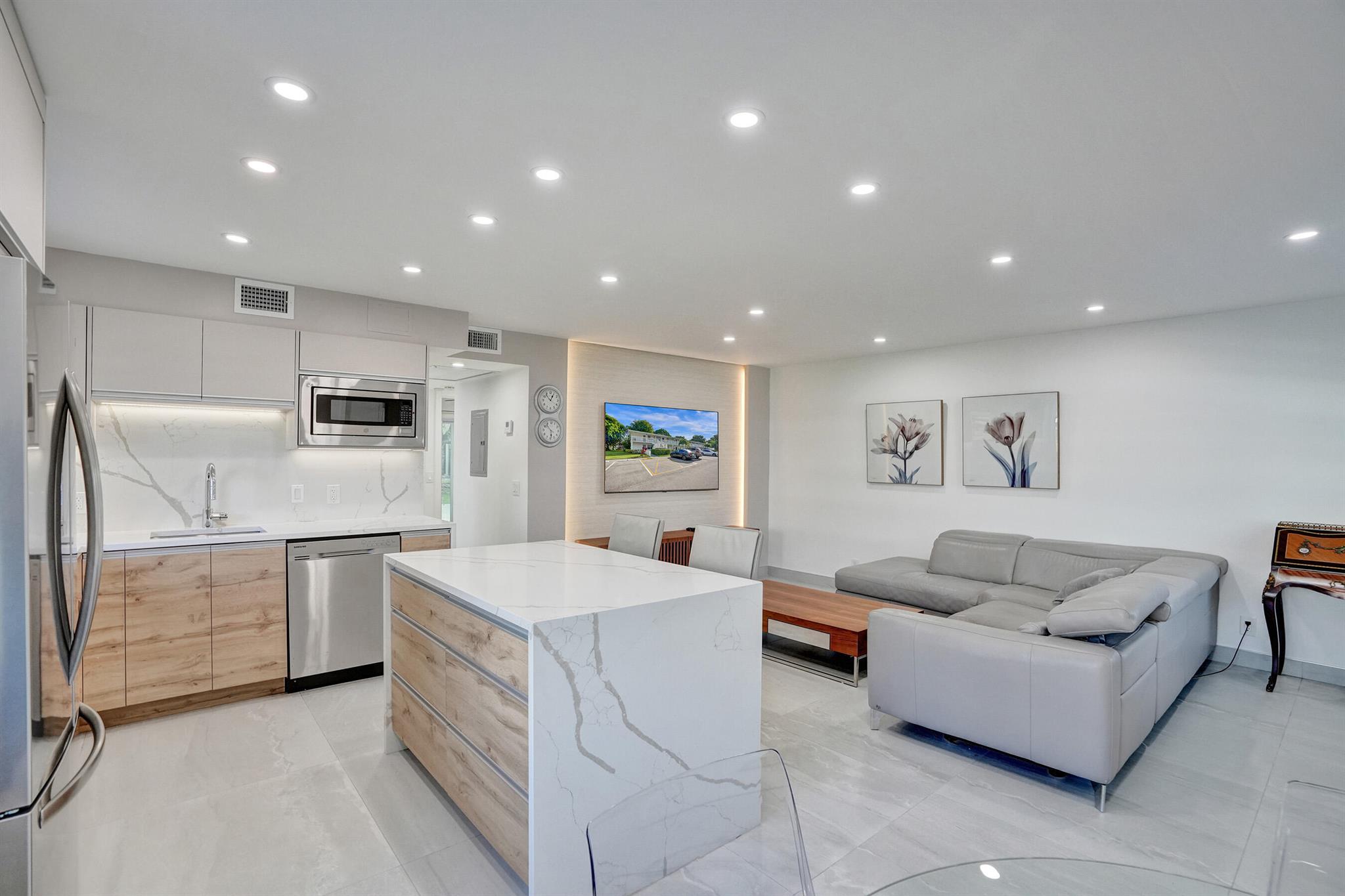 8 Richmond B 8, Deerfield Beach, FL, 33442/$245,000 3 8 Richmond B 8