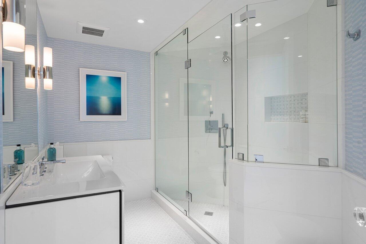 2100 Sloan's Curve - Residential