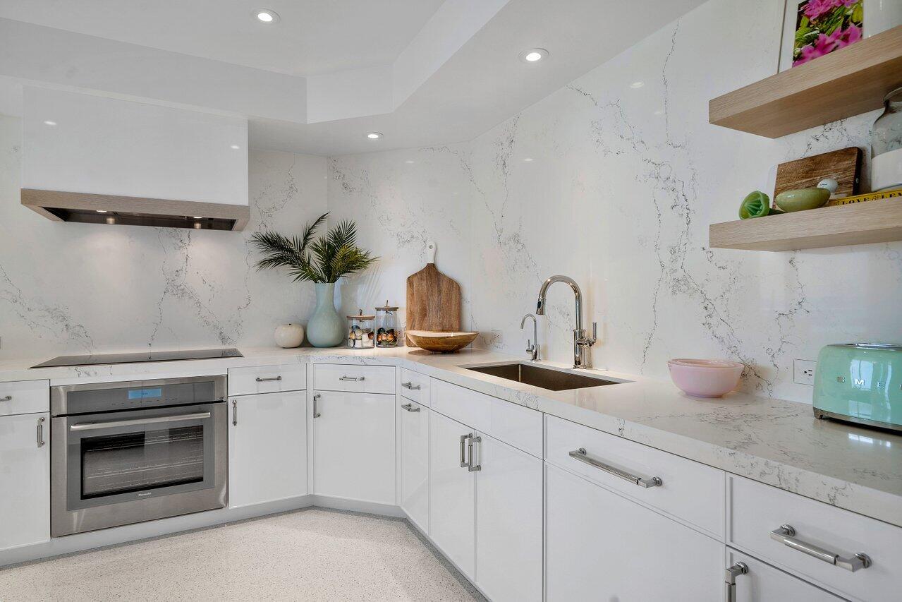 2100 Sloan's Curve - Residential