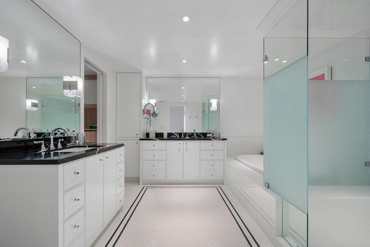 2100 Sloan's Curve - Residential