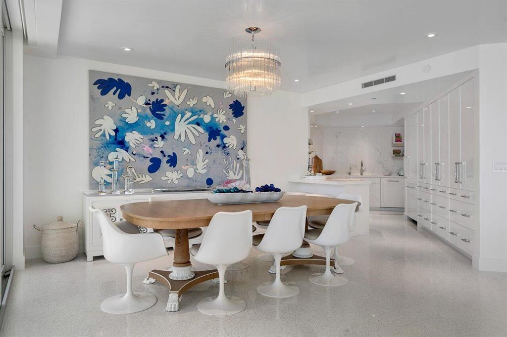 2100 Sloan's Curve - Residential