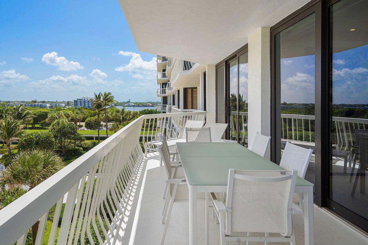 2100 Sloan's Curve - Residential