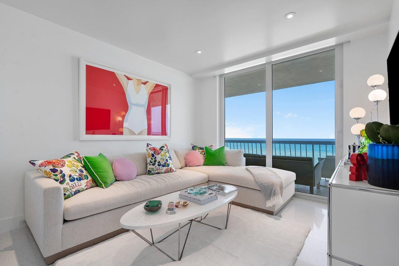 2100 Sloan's Curve - Residential