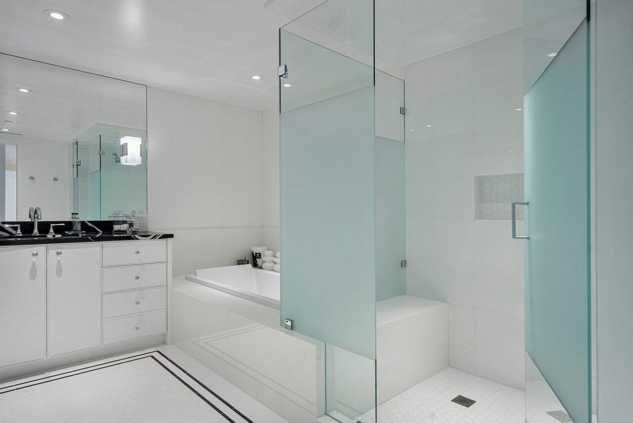 2100 Sloan's Curve - Residential