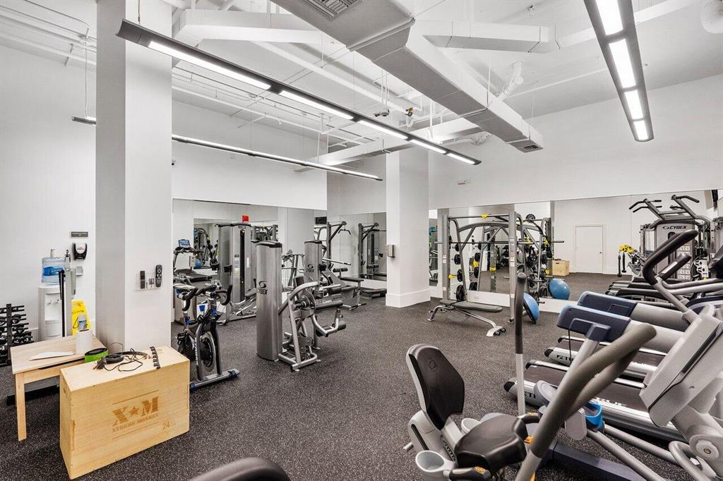 2100 Sloan's Curve - Residential