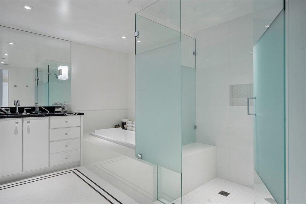 2100 Sloan's Curve - Residential