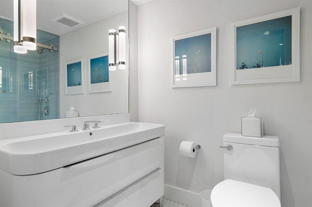 2100 Sloan's Curve - Residential