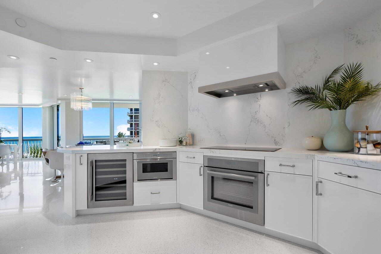 2100 Sloan's Curve - Residential