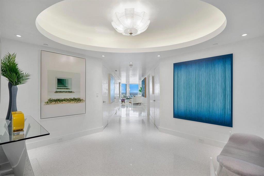 2100 Sloan's Curve - Residential