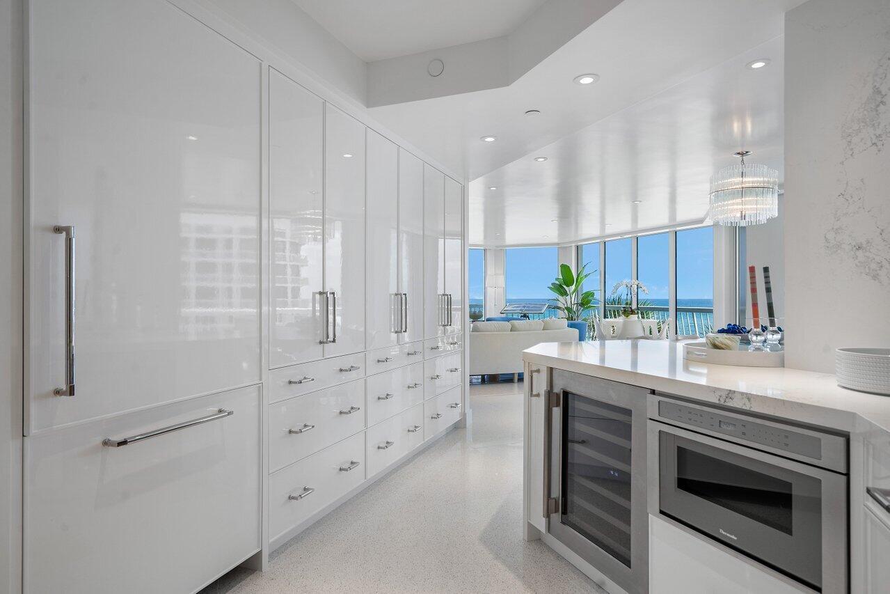 2100 Sloan's Curve - Residential