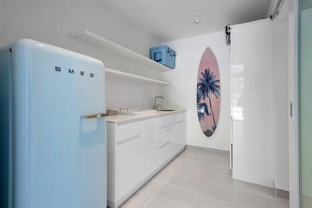 2100 Sloan's Curve - Residential