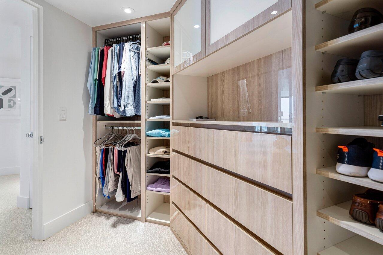 2100 Sloan's Curve - Residential