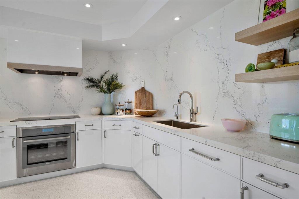 2100 Sloan's Curve - Residential