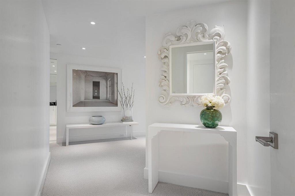 2100 Sloan's Curve - Residential