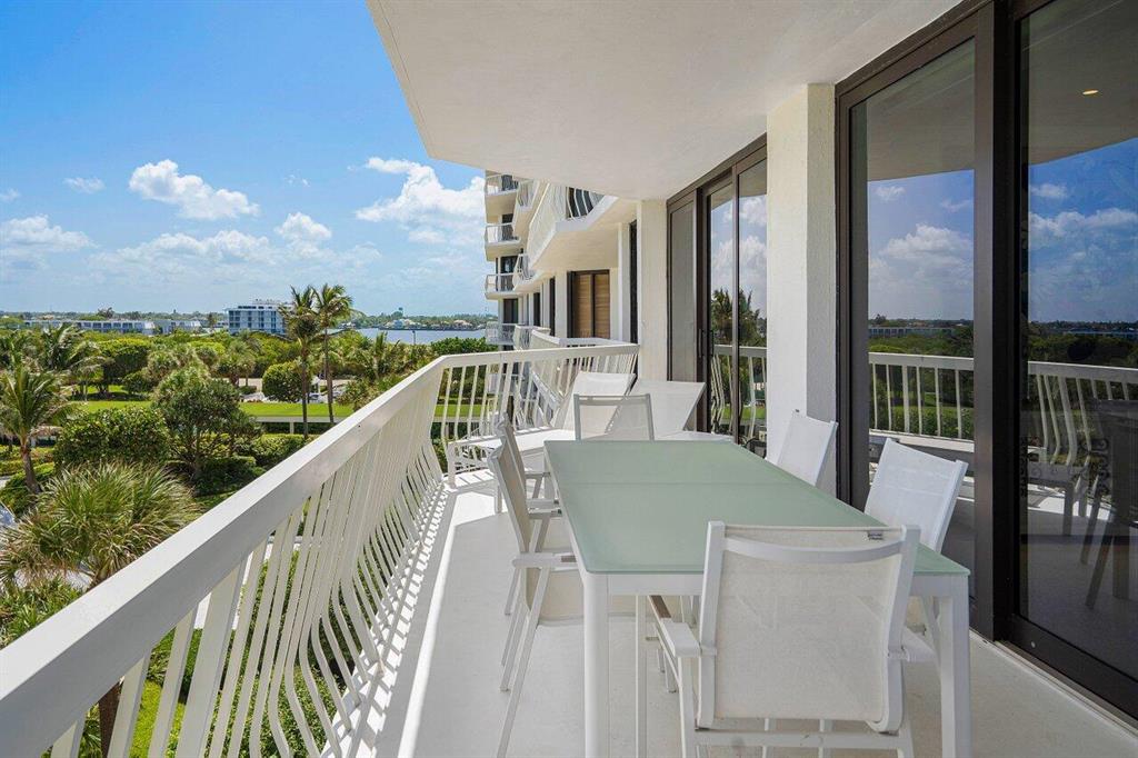 2100 Sloan's Curve - Residential