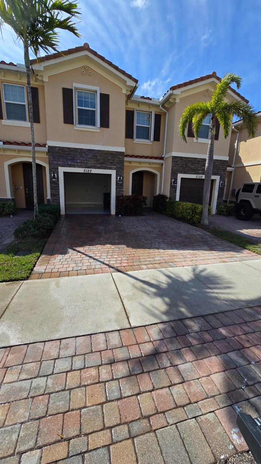 CHARLESTON COMMONS - Residential Lease