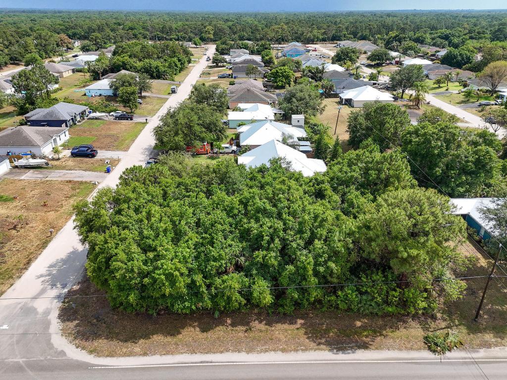 VERO LAKES ESTATES - Land