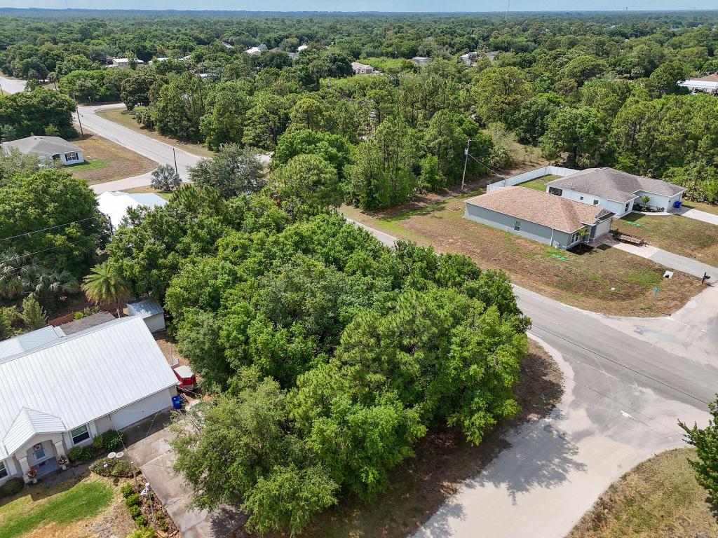 VERO LAKES ESTATES - Land