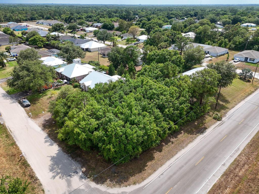 VERO LAKES ESTATES - Land