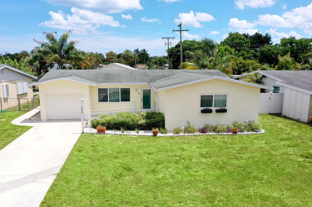 Photo of 330 Azalea Street, Palm Beach Gardens, FL 33410 (MLS # R10904031)