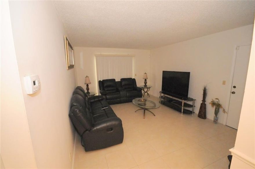 Well kept large 1/1 in fantastic central location,walking distance to mall and minutes from down town west palm beach,super well managed complex, ideal for investor or owner occupant.24 hour notice pleaseFantastic tenant, immaculate unit rented at 875.