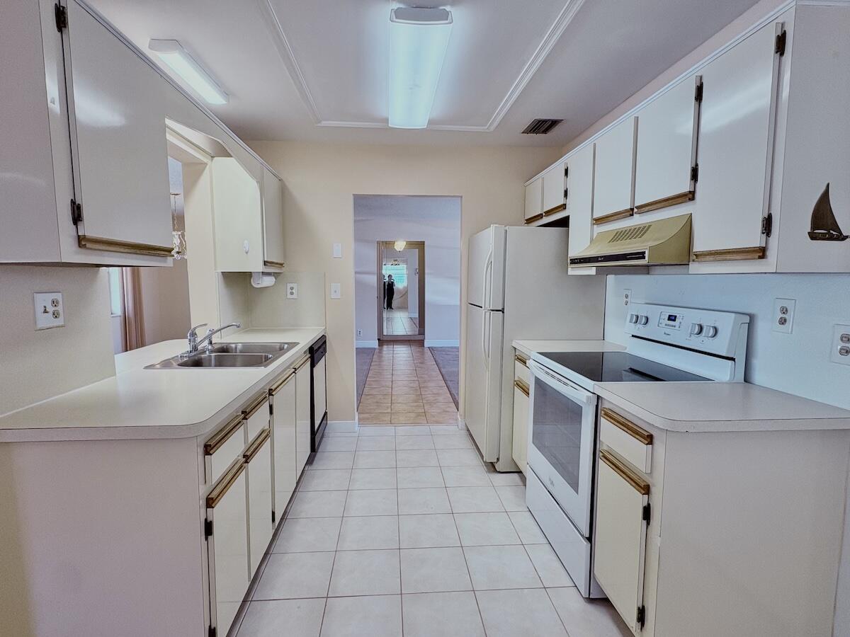 PALM BEACH LEISUREVILLE SEC 10 - Residential Lease