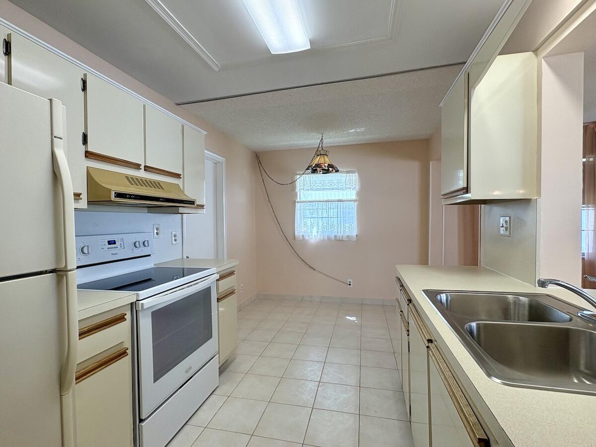 PALM BEACH LEISUREVILLE SEC 10 - Residential Lease