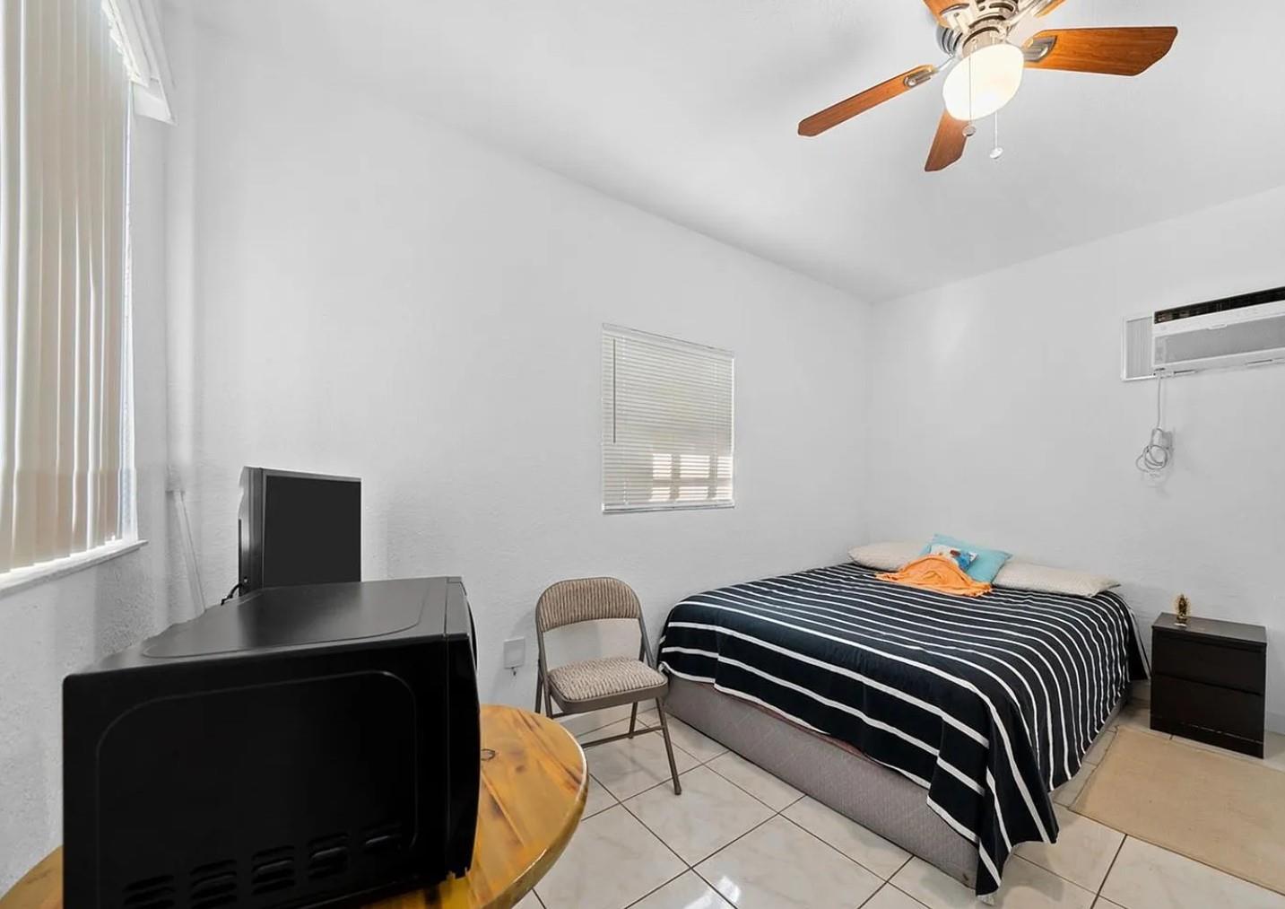 A studio located within 2 miles of Biscayne Blvd. This Studio apt is located within 2 miles of Biscayne Blvd. Utilities included. Must have rental insurance. Rapid approval Call/text today.
