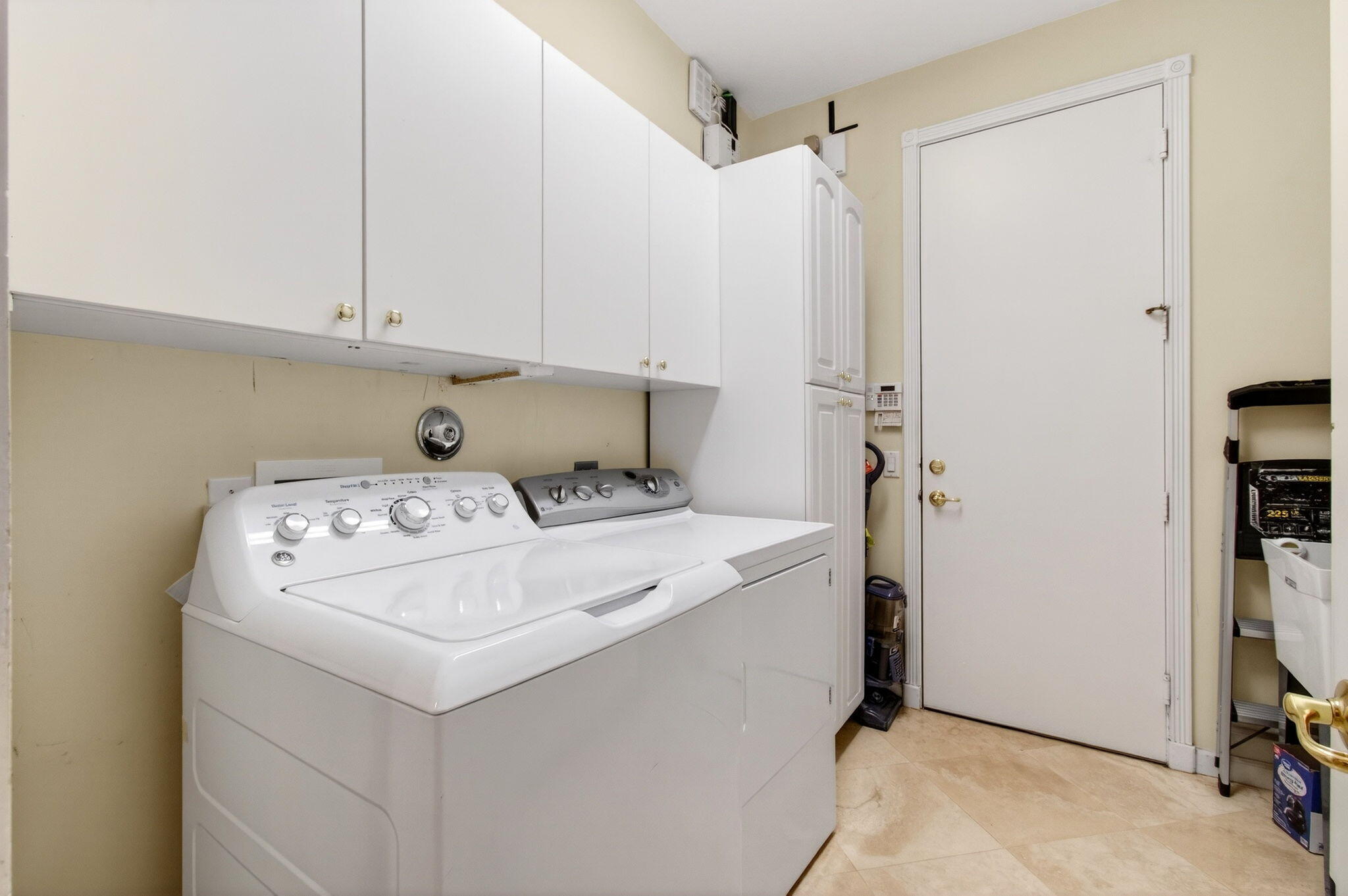 VALENCIA ISLES - Residential