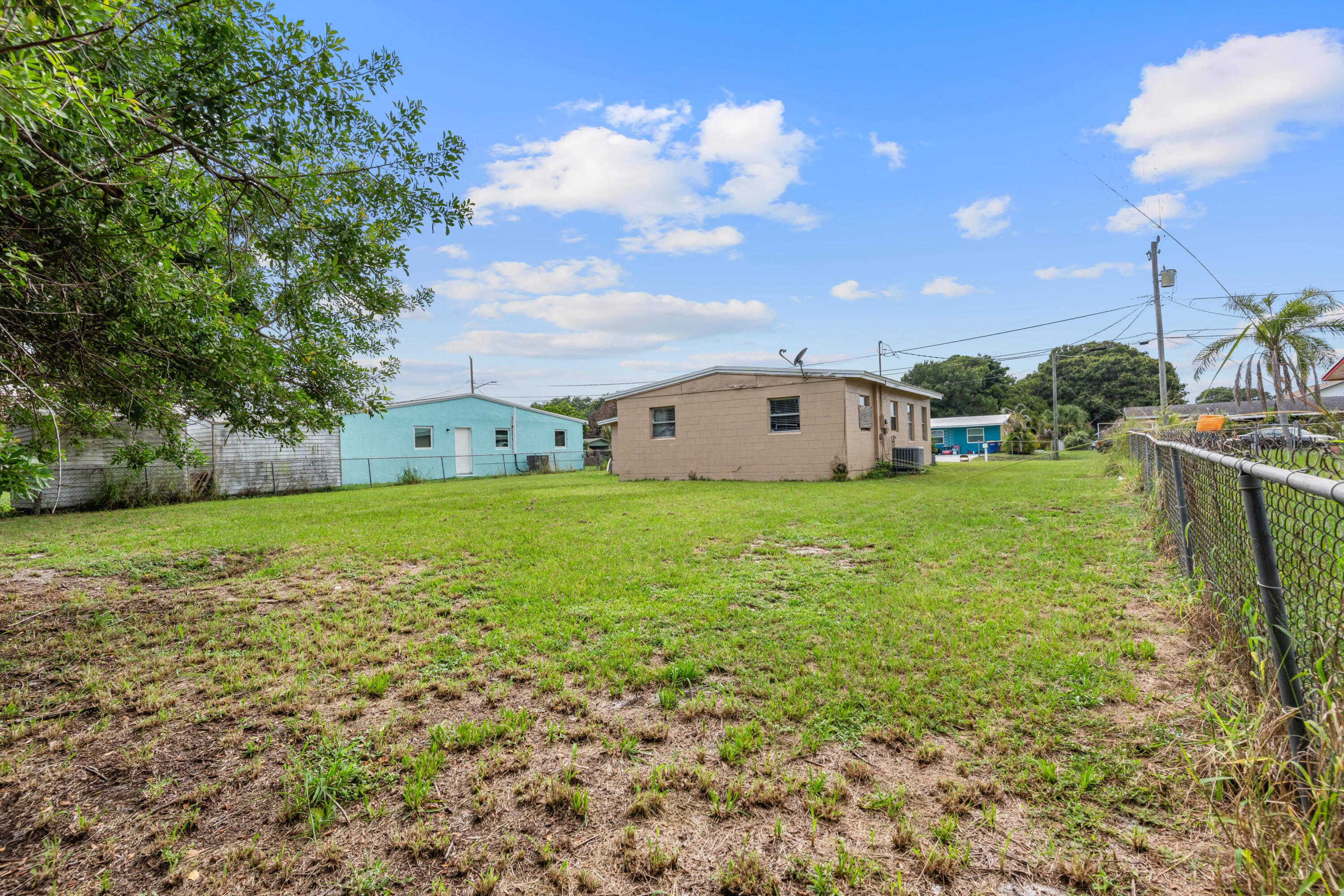 1810 N 16th Court