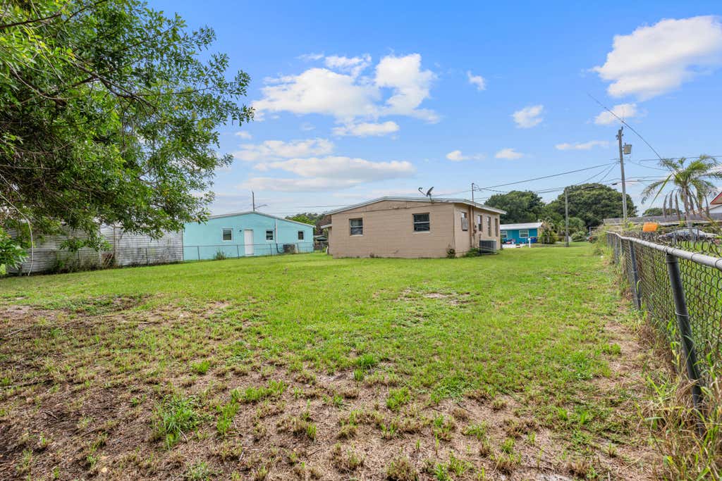 Photo of 1810 N 16th Court, Fort Pierce, FL 34950 (MLS # B26061217)
